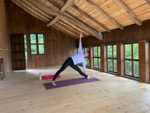 Una donna che fa una posa yoga in una stanza di Balkan Mountains Villa Spa a Elena