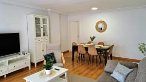 un salon avec un canapé et une salle à manger dans l'établissement Garden Beach Apartment, à Torrevieja