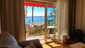 un salon avec vue sur l'océan dans l'établissement Garden Beach Apartment, à Torrevieja
