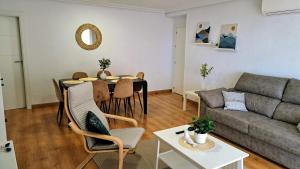 un salon avec une table et un canapé dans l'établissement Garden Beach Apartment, à Torrevieja 28 autres photos