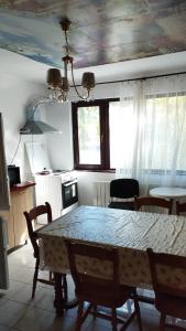comedor con mesa y sillas y cocina en Вила Верона, en Kavarna