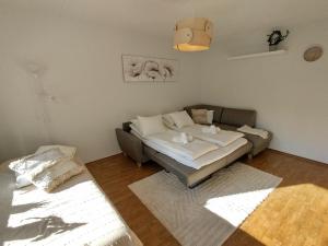salon z łóżkiem i kanapą w obiekcie Asuntos-2 w mieście Lahti