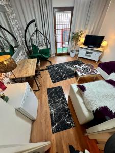 een woonkamer met een bank en een tafel bij 1+1 İstiklal caddesine 100 metre in Istanbul