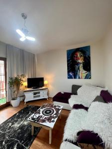 een woonkamer met een bank en een tafel bij 1+1 İstiklal caddesine 100 metre in Istanbul