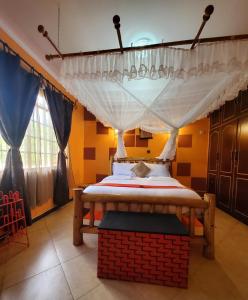 um quarto com uma cama de dossel em Edaala Comfort - B&B em Nairobi