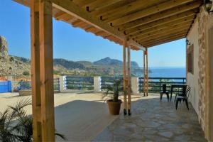 - une terrasse couverte offrant une vue sur l'océan dans l'établissement Villa Leonardo, à Archangelos