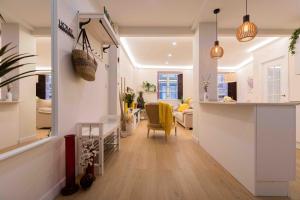 salon z kuchnią i jadalnią w obiekcie Bilbao Chic Barrena Old Town w mieście Bilbao