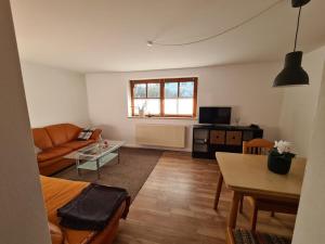 uma sala de estar com um sofá e uma mesa em Altmühltaler Ferienwohnung em Beilngries