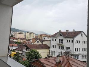 Blick auf eine Stadt mit Gebäuden und Dächern in der Unterkunft AL Apartments 02 in Prizren