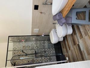 Usini的住宿－Il melograno，一间带卫生间和玻璃地板的浴室