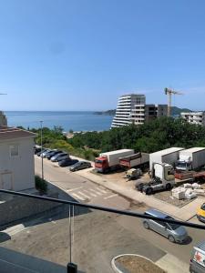Blick auf einen Parkplatz mit LKWs in der Unterkunft Sea's House in Becici