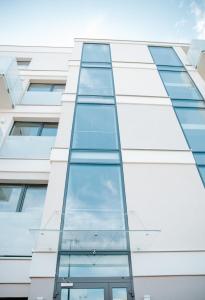 une façade en verre d'un bâtiment dans l'établissement Apartamenty Czestochowa Eu 'garaż gratis', à Częstochowa