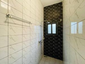 a bathroom with a shower with a window in it at Appartement T 2 N°2: Résidence LES 11 PLURIELLES 