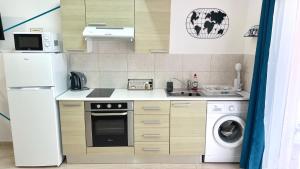 Kuchyň nebo kuchyňský kout v ubytování PMP Adamia Apartments