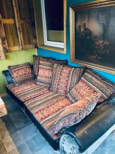 a couch with pillows on it in a room at Vintage Home 55 / Direkt am Fuße zur Wartburg in Eisenach