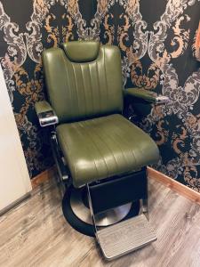 a green chair sitting in a room at Vintage Home 55 / Direkt am Fuße zur Wartburg in Eisenach