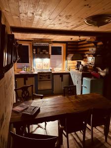 une cuisine avec une table et des chaises en bois et une cuisine avec une table dans l'établissement Vintage Home 55 / Direkt am Fuße zur Wartburg, à Eisenach