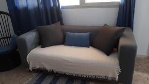 - un canapé avec deux oreillers dans l'établissement La Marea Azul, à La Garita