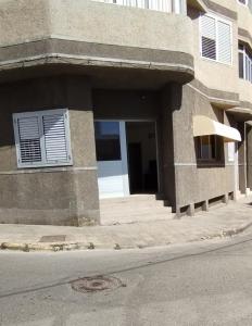 un bâtiment avec une porte ouverte sur une rue de la ville dans l'établissement La Marea Azul, à La Garita