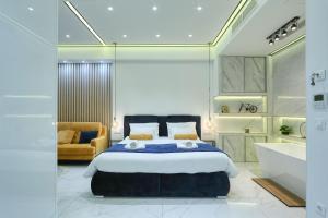1 dormitorio con 1 cama extragrande, bañera y lavamanos en RINO LUXURY ROOM, en Zadar