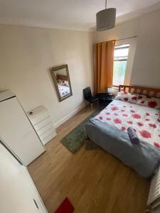 um quarto com uma cama, uma cómoda e uma janela em Quite Broad Resr 1 em Longford