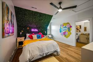 a bedroom with a bed with a green wall at *Dog Friendly*Modern home-Minutes to Dollywood, Gatlinburg, Smoky Mountains & Pigeon Forge! in Pigeon Forge