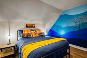 um quarto com uma cama com um quadro na parede em *Dog Friendly*Modern home-Minutes to Dollywood, Gatlinburg, Smoky Mountains & Pigeon Forge! em Pigeon Forge