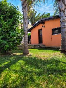 une maison avec des palmiers devant elle dans l'établissement Gallipoli lato sudChalet Pesco, à Taviano