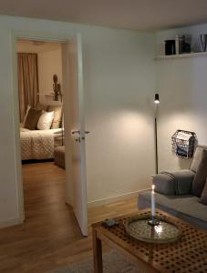 uma sala de estar com um sofá e uma mesa com uma vela em Apartment with Terrace in the Swedish High Coast em Docksta