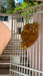 Un cartello su un cancello con un mucchio di banane di dream house a Stazzema