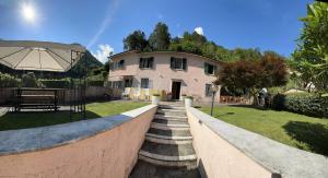 una casa con escaleras frente a un edificio en dream house, en Stazzema