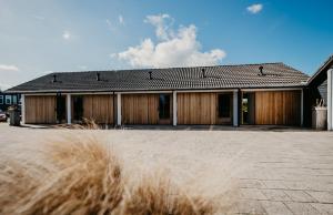 a house with wooden panels on the side of it at De Zeeuwse Tuinkamers in Kapelle