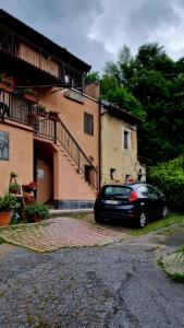 a black car parked in front of a building at Silenzio e Buio in Calizzano