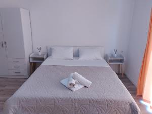 een slaapkamer met een bed met twee handdoeken erop bij Villa Stanović Tea in Cavtat