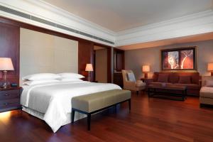 Postel nebo postele na pokoji v ubytování Sheraton Changbaishan Resort