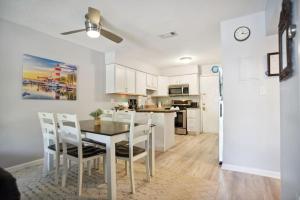 Η κουζίνα ή μικρή κουζίνα στο 5 stars Peaceful Condo - 7 min walk to the beach