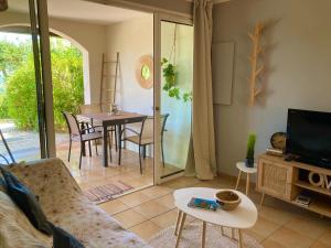 Et tv og/eller underholdning på Les Restanques bougainvillée 2051