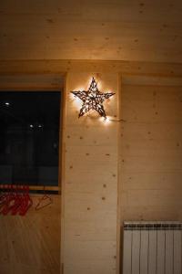 una stella sul muro di una cabina di legno di L'Écrin - Appartement au pied des pistes a Orcières