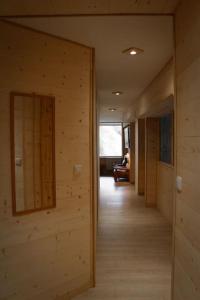 un corridoio di una casa con pareti in legno di L'Écrin - Appartement au pied des pistes a Orcières