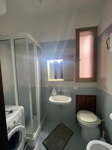 サン・ヴィート・ロ・カーポにあるCasa Maria Soleのバスルーム(洗面台、シャワー付)