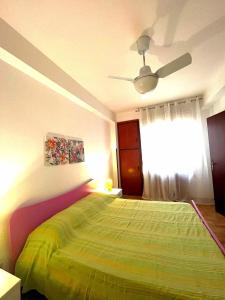 サン・ヴィート・ロ・カーポにあるCasa Maria Soleのベッドルーム1室(緑色のベッド1台、天井ファン付)