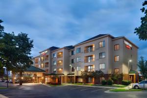 een weergave van een hotel met een parkeerplaats bij Courtyard by Marriott Dayton Beavercreek in Beavercreek