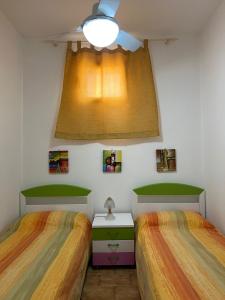 サン・ヴィート・ロ・カーポにあるCasa Maria Soleのベッドルーム1室(ベッド2台付)