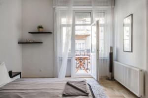 ブダペストにあるModern spacious flat in Budaのベッドルーム1室(ベッド1台、大きな窓付)