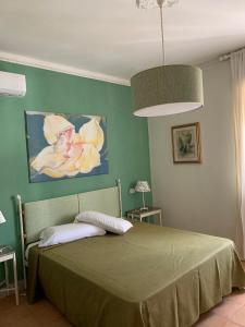 1 dormitorio con 1 cama y una pintura en la pared en Dimora Di Mare Gallipoli, en Gallipoli