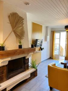 een woonkamer met een open haard en een gele bank bij Ti kaz cannelle in Saint-Louis