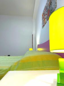 サン・ヴィート・ロ・カーポにあるCasa Maria Soleのベッドルーム1室(黄色と緑のベッド1台付)