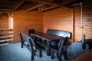 Sielana Kosewo في Kosewo: غرفة طعام مع طاولة وكراسي خشبية