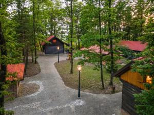Gustelnica的住宿－Turopoljsko imanje GUSTELNICA，通往树林中小屋的步行道