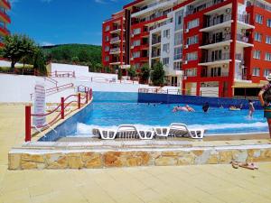 Bazén v ubytování Apartament Sea Fort Club Grand Resort Fort Noks Sveti Vlas-Bastet BS nebo v jeho okolí